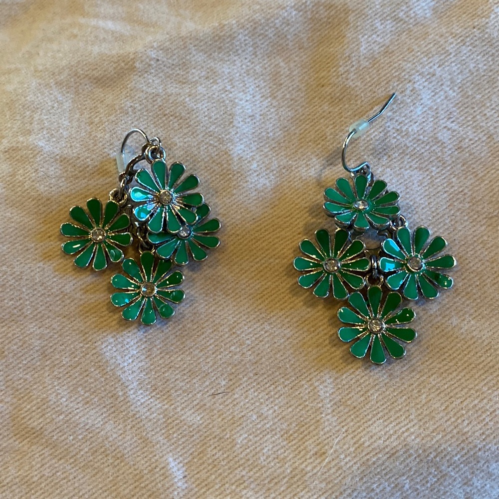 Dainty green flower earrings.